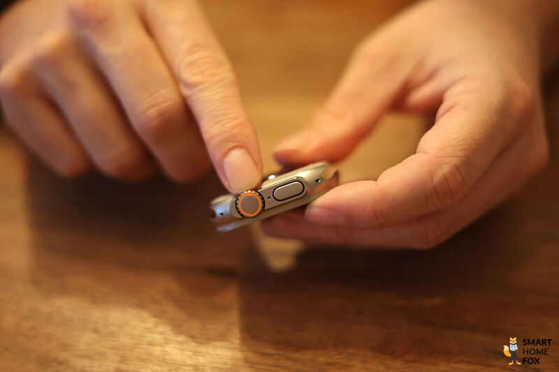 Кнопка и колесико Apple Watch Ultra.